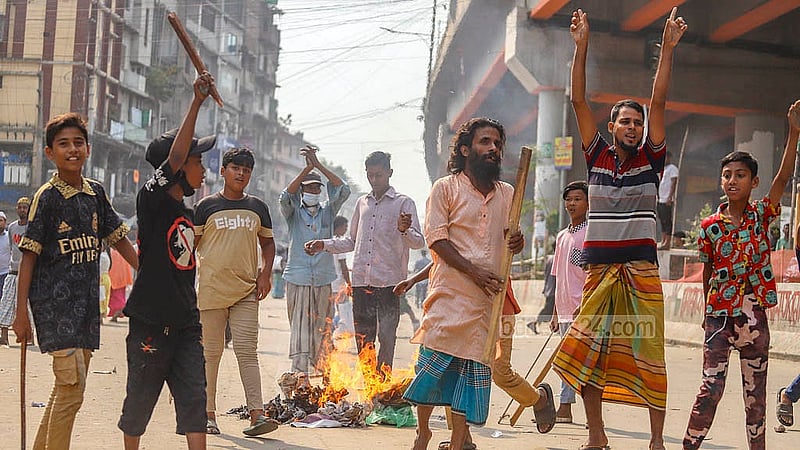 ঢাকার জুরাইন এলাকায় সড়কে আগুন জ্বালিয়ে বিক্ষোভ করেন ব্যাটারিচালিত রিকশাচালকরা। ফলে ওই সড়কে যানবাহন চলাচল বন্ধ হয়ে যায়