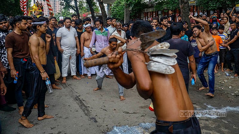 কারবালার প্রান্তরে ইমাম হোসেনের নৃশংস হত্যাকাণ্ডের ঘটনা স্মরণে তাজিয়া মিছিলে নিজের শরীরে আঘাত করে রক্তাক্ত হতে দেখা যায় যুবকদের