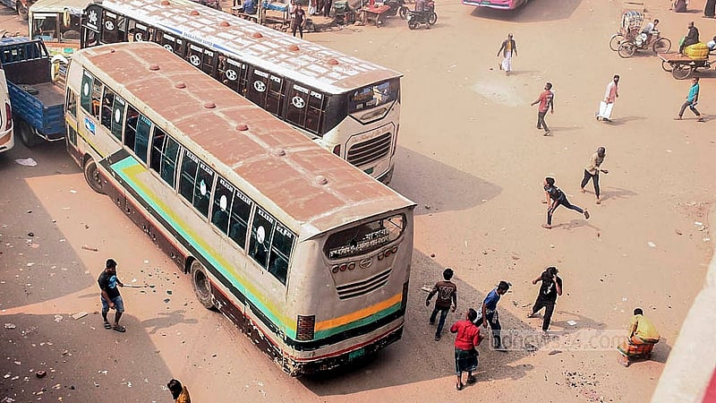 যাত্রাবাড়ীতে রোববার ব্যাটারিচালিত রিকশার চালকদের সড়ক অবরোধ কর্মসূচির মধ্যে বেশ কিছু বাসে ভাঙচুরের ঘটনা ঘটে।