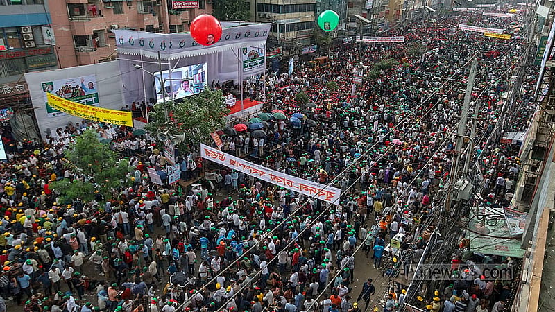 রাজধানীর নয়া পল্টনে বিএনপির কেন্দ্রীয় কার্যালয়ের সামনের সড়কে বুধবার বিএনপির তারুণ্যের সমাবেশের একাংশ।