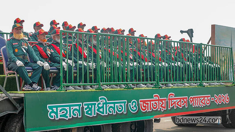 ঢাকার তেজগাঁও পুরাতন বিমানবন্দরে কুচকাওয়াজের চূড়ান্ত মহড়ায় খোলা গাড়িতে করে মুক্তিযোদ্ধাদের কন্টিনজেন্ট এগিয়ে আসে