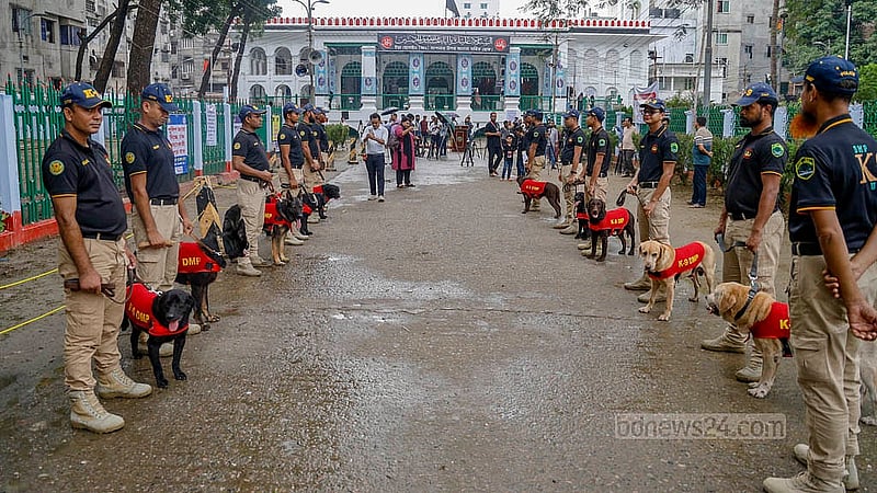 আশুরা ঘিরে পুরান ঢাকার হোসেনী দালানে নিরাপত্তা জোরদারের অংশ হিসেবে পুরো এলাকায় কুকুর দিয়ে তল্লাশি করেছে পুলিশ