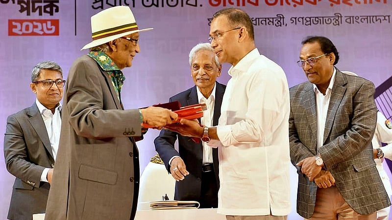 সাংবাদিকতায় অবদানের জন্য বৃহস্পতিবার ঢাকার ওসমানী স্মৃতি মিলনায়তনে প্রধানমন্ত্রী তারেক রহমানের হাত থেকে একুশে পদক নেন শফিক রেহমান