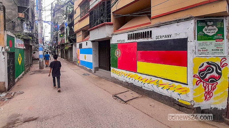 ঢাকার সূত্রাপুরের দেয়ালে দেয়ালে ফুটবল বিশ্বকাপের আমেজ