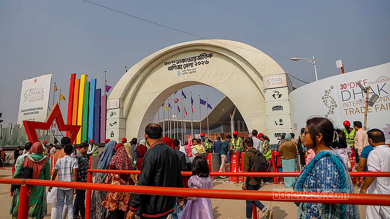 পূর্বাচলে ‘বাংলাদেশ-চায়না ফ্রেন্ডশিপ এক্সিবিশন সেন্টারে’ ঢাকা আন্তর্জাতিক বাণিজ্য মেলার প্রবেশপথে শুক্রবার দর্শনার্থীদের ভিড়