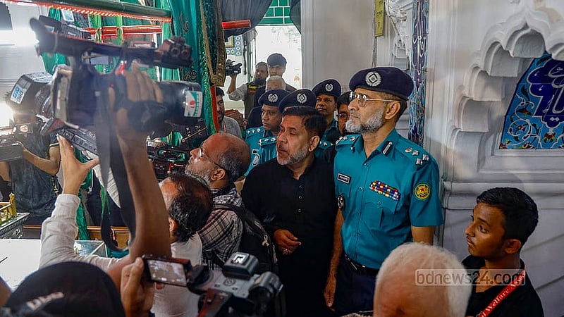 আশুরা উপলক্ষে নিরাপত্তা ব্যবস্থা জোরদার করতে বৃহস্পতিবার পুরান ঢাকার হোসেনী দালান পরিদর্শন করেন পুলিশের ঊর্ধ্বতন কর্মকর্তারা