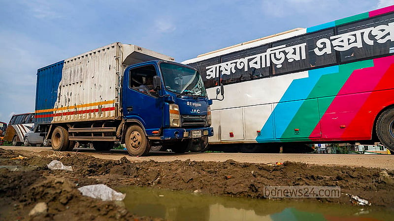 দীর্ঘ সময় যানজট লেগে থাকলে ঢাকা-সিলেট মহাসড়কে অনেক চালকই বিপরীতমুখী লেনে ঢুকে পড়েন। এতে যানজট আরও তীব্র হয়