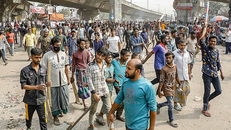 ঢাকা মহানগরে ব্যাটারিচালিত রিকশা চলাচল বন্ধে আদালতের নির্দেশের প্রতিবাদে পঞ্চম দিনের মত রোববার ঢাকার যাত্রাবাড়ী মোড়ে বিক্ষোভ দেখান চালকরা।
