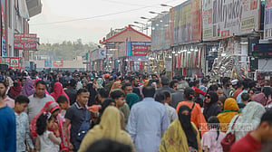 ছুটির দিনে বাণিজ্য মেলায়