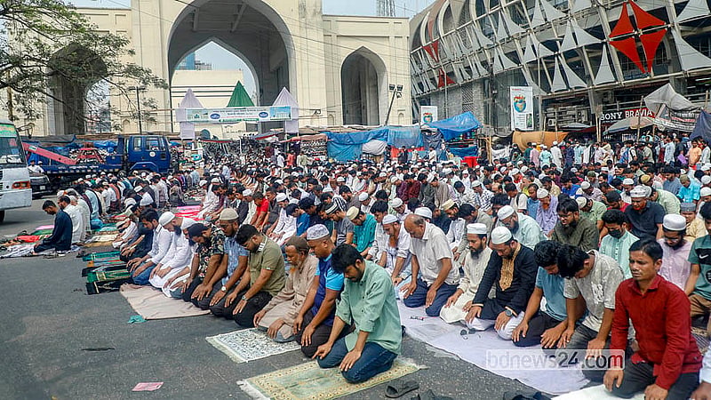 জুমার নামাজে বেশি মানুষের সমাগম হয় বায়তুল মোকাররম মসজিদে। মসজিদ প্রাঙ্গণে জায়গা সংকুলান না হওয়ায় অনেকে দক্ষিণ গেইটের বাইরে সড়কে নামাজ আদায় করেন