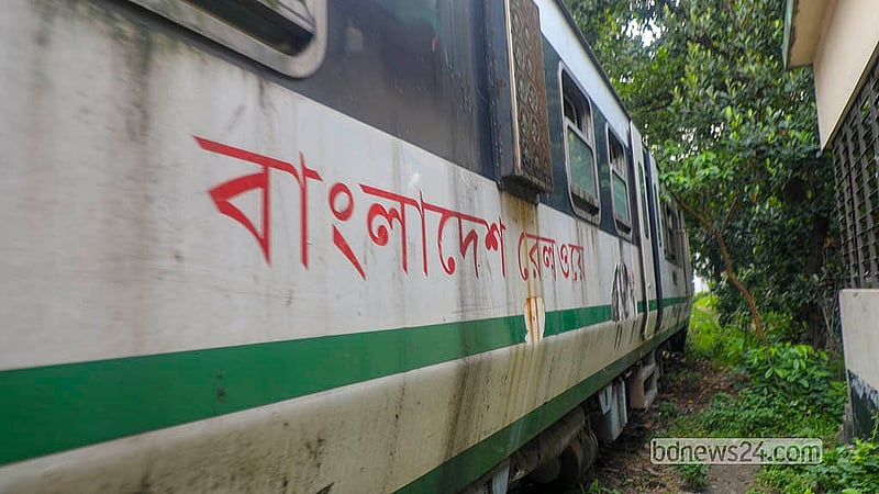 কমলাপুর রেল স্টেশনের লোকোমোটিভ শেডে পড়ে থাকা ডেমু ট্রেনে নেই যন্ত্রাংশ। বাংলাদেশ রেলওয়ে ২০১৩ সালে চীন থেকে ২০ সেট ডেমু ট্রেন কিনেছিল। আয়ুষ্কাল ৩০ বছর হলেও সেগুলো তিন বছর পরই ভাঙারিতে পড়ে