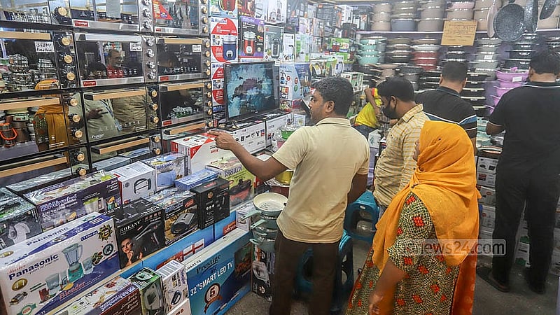 আগারগাঁওয়ে বঙ্গবন্ধু আন্তর্জাতিক সম্মেলন কেন্দ্রের চত্বরে এশিয়া আন্তর্জাতিক বাণিজ্য মেলার স্টল ঘুরে দেখছেন দর্শনার্থীরা