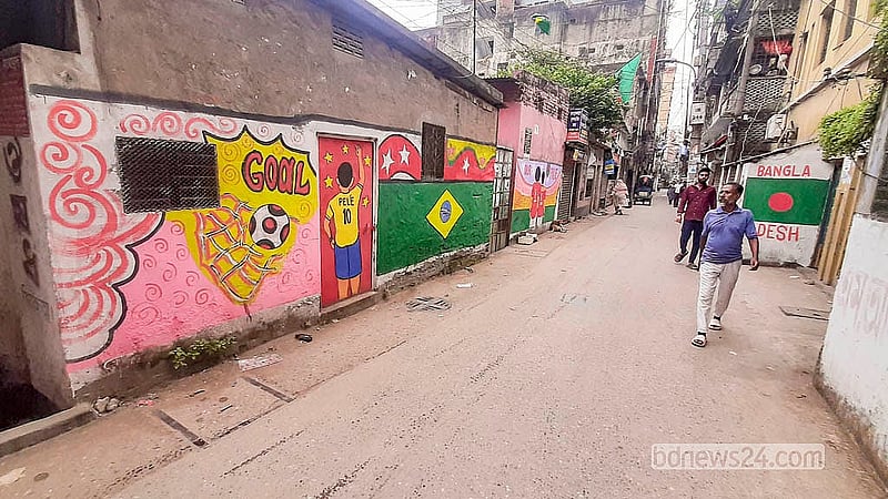 ঢাকার সুত্রাপুরের একটি সড়কে ফুটবল বিশ্বকাপ ঘিরে আঁকা দেয়ালচিত্র