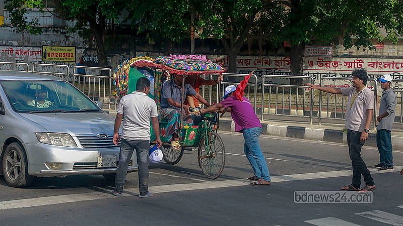ঢাকার বিজয় সরণী মোড় সিগন্যালে বুধবার বিকালে ব্যাটারিচালিত রিকশা থামানোর চেষ্টা করেন এক শিক্ষার্থী
