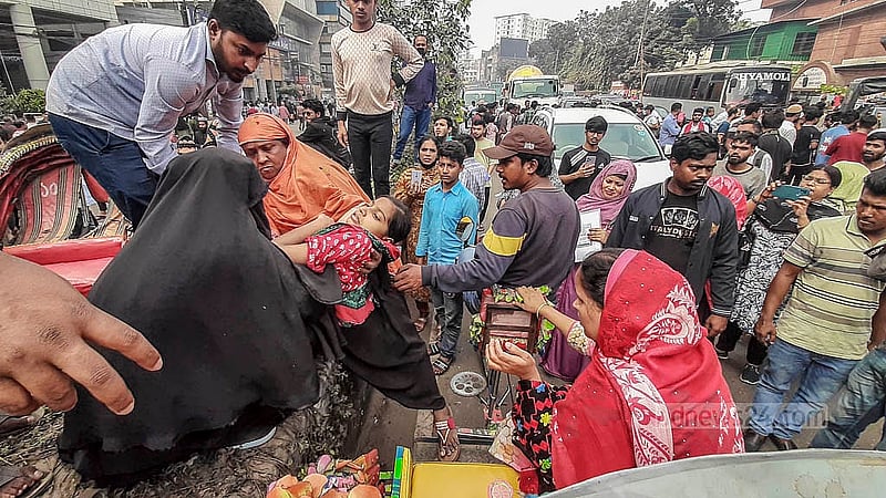 গণঅভ্যুত্থানে আহতরা রোববার রাজধানীর শ্যামলীর শিশুমেলা মোড় অবরোধ করে বিক্ষোভ করায় ভোগান্তিতে পড়েন হাসপাতালমুখি অনেক রোগী