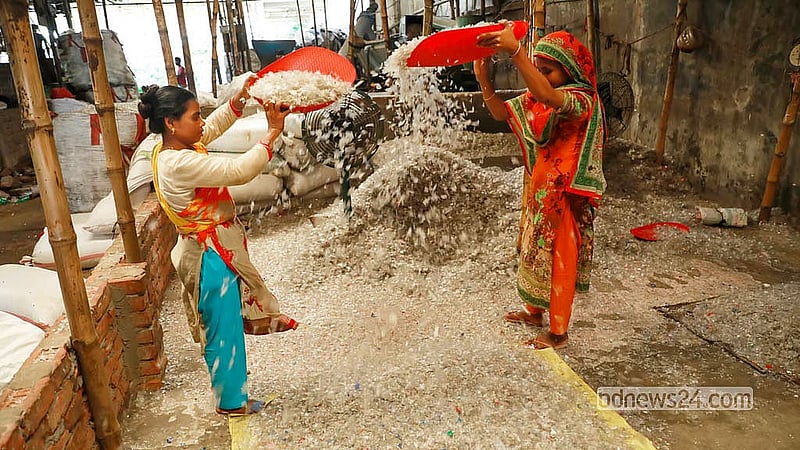 রাজধানীর রায়েরবাজারের একটি প্লাস্টিক রিসাইকেল কারখানায় প্লাস্টিকের বোতল মেশিনের সাহায্যে চূর্ণ করা হচ্ছে