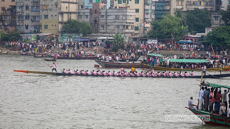 রাজধানী ঢাকার ৪১৬ বছর পূর্তি উপলক্ষে বুড়িগঙ্গা নদীতে নৌকা বাইচ প্রতিযোগিতায় অংশ নেয় ৪৮ মাঝি