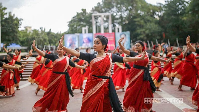 ঢাকায় কেন্দ্রীয় শহীদ মিনার প্রাঙ্গণে শনিবার বাংলাদেশ গণসঙ্গীত সমন্বয় পরিষদের আয়োজনে ‘রবীন্দ্র-নজরুল-সুকান্ত স্মরণ অনুষ্ঠানে’ নৃত্য পরিবেশন করেন শিল্পীরা।