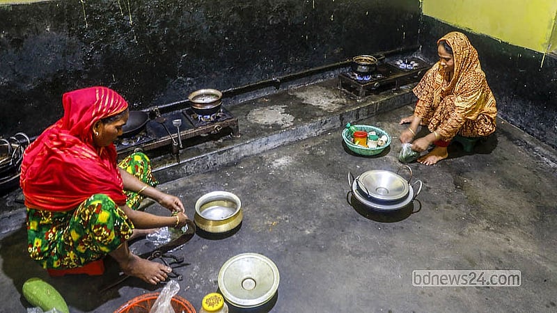 ঢাকার কমলাপুরে ‘সর্দার কলোনি’ নামে পাঁচতলা এ ভবনের একটি রান্নাঘরে রান্নার কাজ করছেন গৃহকর্মীরা। প্রচণ্ড গরমের মধ্যে তারা রান্না করতে গিয়ে তারা হাঁপিয়ে ওঠেন।