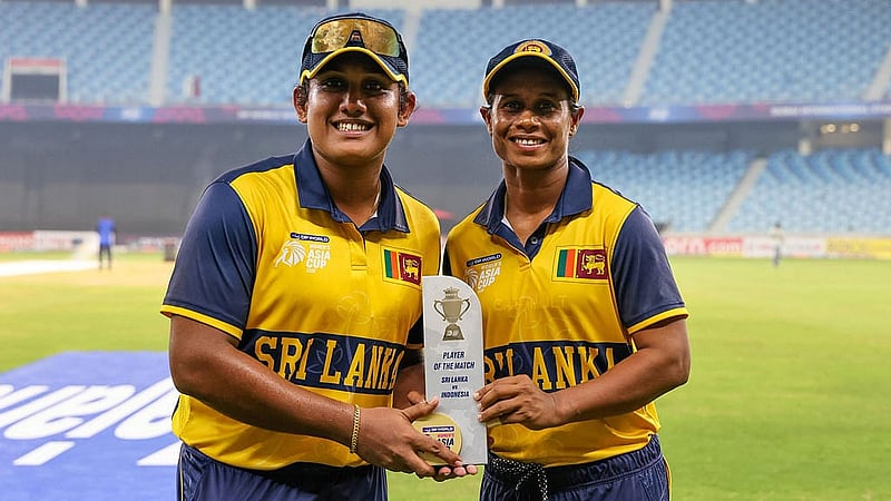 ম্যাচ সেরার পুরস্কার সতীর্থ নিলাকশিকা সিলভার সঙ্গে ভাগাভাগি করলেন চামারি আতাপাত্তু। ছবি: এসিসি।