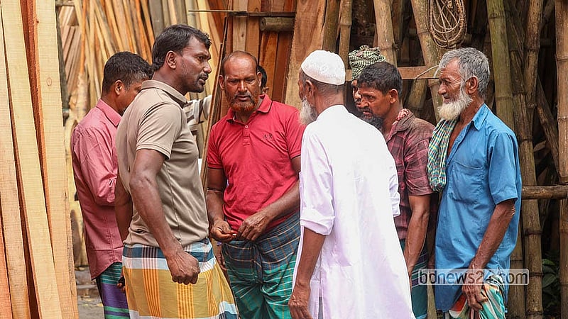 মুন্সীগঞ্জের টঙ্গীবাড়ী উপজেলার শতবর্ষী দিঘীরপাড় হাটে চলছে কাঠ বেচাকেনা