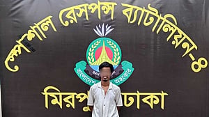 প্রতিবেদন প্রকাশ করায় সাংবাদিকের বাসায় গুলি, কিশোর গ্যাংয়ের সদস্য গ্রেপ্তার