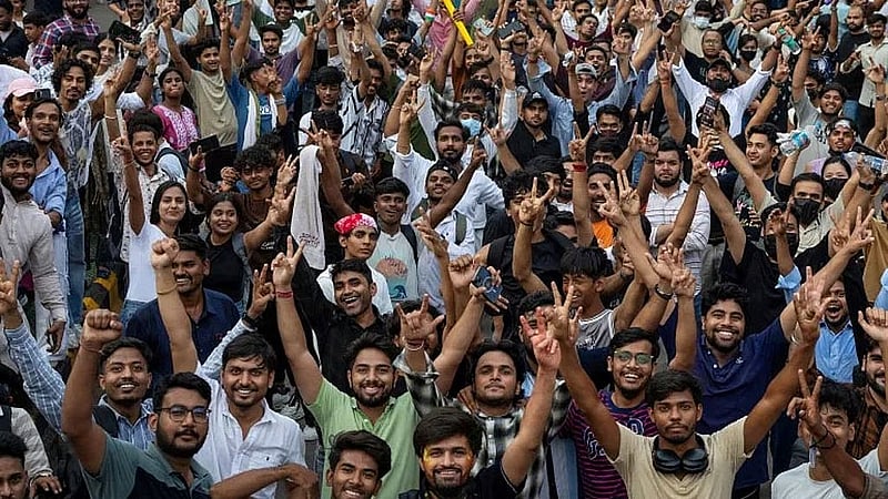 প্রবল আন্দোলনের মুখে গত ২৫ জুলাই ভারতের কেন্দ্রীয় শিক্ষা মন্ত্রী ধর্মেন্দ্র প্রধানের পদত্যাগের পর দিল্লিতে ককরোচ জনতা পার্টির সমর্থকদের উল্লাস। ছবি: আল জাজিরা।   