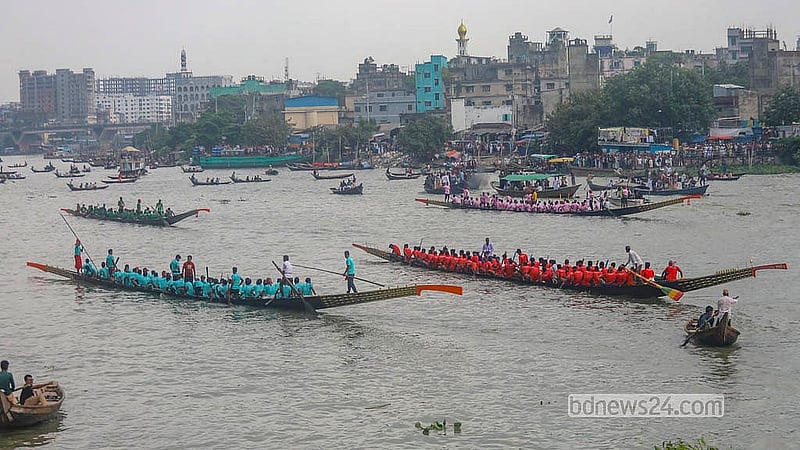 রাজধানী ঢাকার ৪১৬ বছর পূর্তি উপলক্ষে বুড়িগঙ্গা নদীতে নৌকা বাইচ প্রতিযোগিতায় ৬টি দল অংশগ্রহণ করে