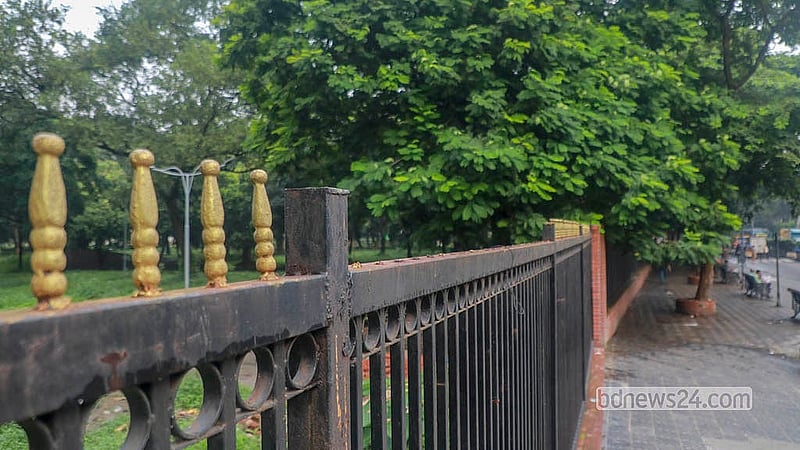 রাজধানীর ওসমানী উদ্যানের নিরাপত্তা বেষ্টনী থেকে চুরি হয়ে গেছে লোহার তৈরি নকশা
