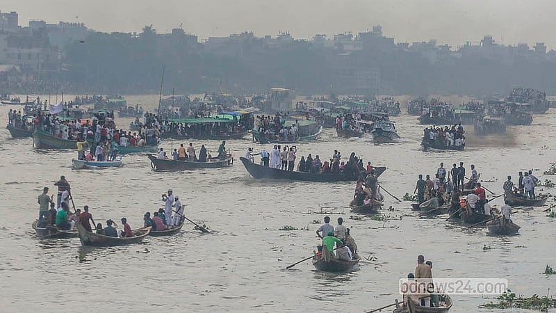 রাজধানী ঢাকার ৪১৬ বছর পূর্তি উপলক্ষে বুড়িগঙ্গা নদীতে নৌকা বাইচ দেখতে ট্রলার ও নৌকা নিয়ে জমায়েত হন দর্শনার্থীরা