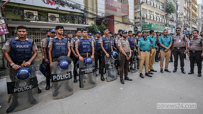 নানা দাবিতে রোববার মতিঝিলে ইসলামী ব্যাংকের প্রধান কার্যালয়ের সামনে মানুষজন জড়ো হলে সেখানে অবস্থান নেন আইনশৃঙ্খলা বাহিনীর সদস্যরা।