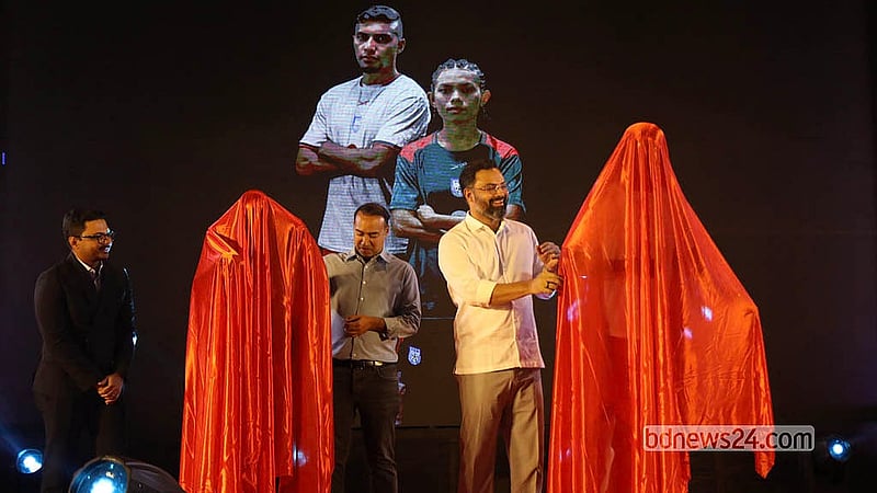 জাতীয় ক্রীড়া পরিষদ অডিটোরিয়ামে মঙ্গলবার যুব ও ক্রীড়া প্রতিমন্ত্রী আমিনুল হক এবং বাংলাদেশ ফুটবল ফেডারেশনের (বাফুফে) সভাপতি তাবিথ আউয়ালের উপস্থিতিতে উন্মোচন করা হয় নতুন হোম ও অ্যাওয়ে জার্সি
