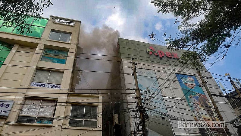 ঢাকার ধানমন্ডিতে পাঁচতলা ভবনের চতুর্থ তলায় জুতার ব্র্যান্ড এপেক্সের গুদামে বৃহস্পতিবার আগুন লাগে।