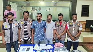 ছিনতাইকারীর টানে শিক্ষিকার মৃত্যু: ডিবির হাতে ‘আসল’ দুজন গ্রেপ্তার
