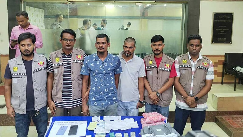 ছিনতাইকারীর টানে শিক্ষিকার মৃত্যু: ডিবির হাতে ‘আসল’ দুজন গ্রেপ্তার