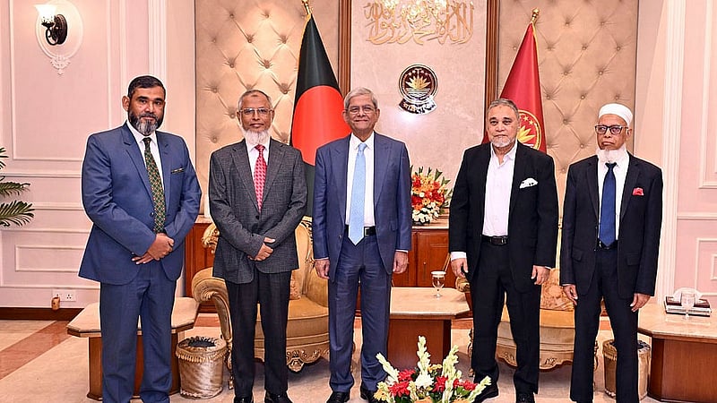প্রধান নির্বাচন কমিশনার এ এম এম নাসির উদ্দিনের নেতৃত্বে একটি প্রতিনিধিদল বৃহস্পতিবার বঙ্গভবনে রাষ্ট্রপতি মির্জা ফখরুল ইসলাম আলমগীরের সঙ্গে সৌজন্য সাক্ষাৎ করেন।