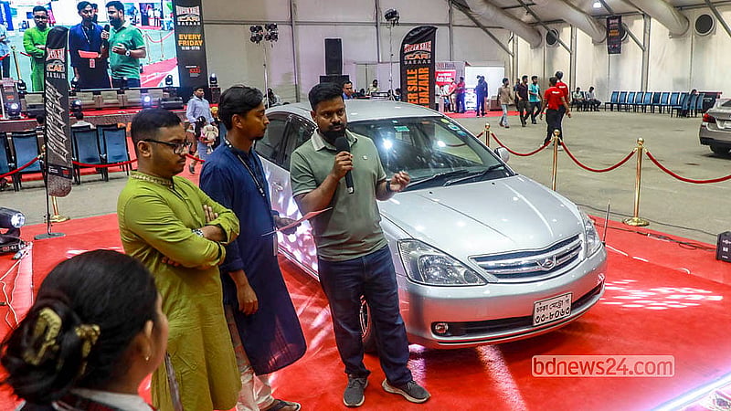 ‘সুপার সেল কার বাজার’ থেকে গাড়ি কিনেছেন এক ক্রেতা।  ইন্টারন্যাশনাল কনভেনশন সিটি বসুন্ধরায় গাড়ির বেচাকেনার এই বাজার বসে প্রতি শুক্রবার