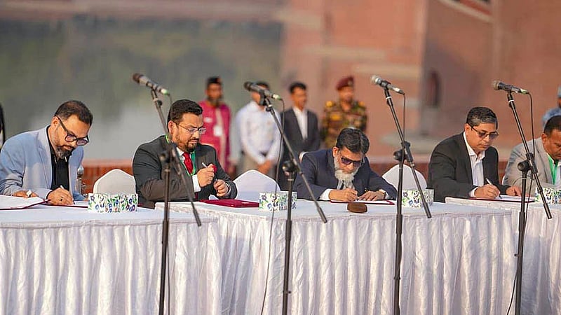 জাতীয় সংসদ ভবন প্রাঙ্গণে মঙ্গলবার শপথগ্রহণ শেষে শপথপত্রে সই করেন প্রতিমন্ত্রীরা