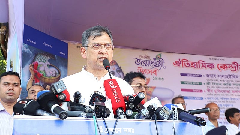 জন্মাষ্টমী উপলক্ষে ঢাকার ঢাকেশ্বরী জাতীয় মন্দির প্রাঙ্গণে আয়োজিত অনুষ্ঠানে বক্তব্য রাখেন স্বরাষ্ট্রমন্ত্রী সালাহউদ্দিন আহমদ।
