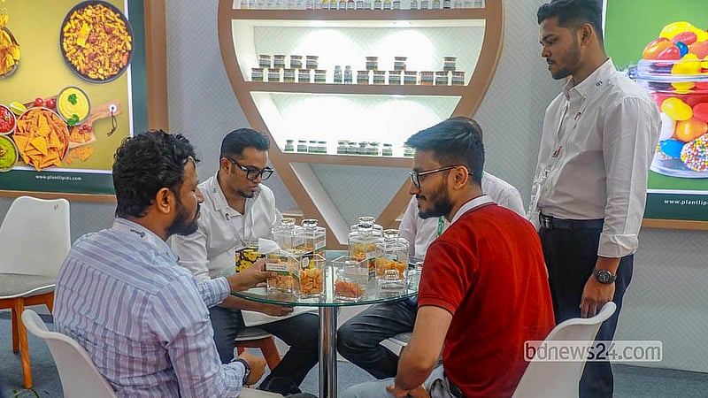 ঢাকার ইন্টারন্যাশনাল কনভেনশন সিটি বসুন্ধরায় ফুডপ্রো এক্সপোতে বেকারির খাবার তৈরির বিভিন্ন উপকরণ পরখ করে দেখেন দর্শনার্থীরা
