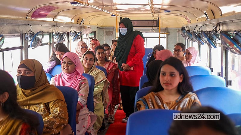 রাজধানীর তেজগাঁওয়ে বিআরটিসি ট্রাক ডিপো প্রাঙ্গণে মঙ্গলবার গোলাপি বাস সেবা উদ্বোধনের পর যাত্রীদের সেবায় এক নারী কন্ডাকটর