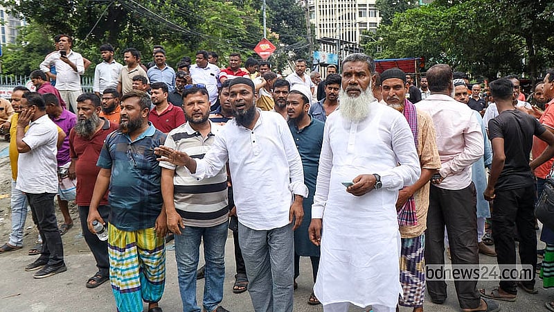 ব্যাটারিচালিত অটোরিকশা চলাচলের অনুমতি ও উচ্ছেদ বন্ধের দাবিতে মঙ্গলবার রাজধানীর শাহবাগে জাতীয় জাদুঘরের সামনের বিক্ষোভ দেখিয়েছেন চালকরা