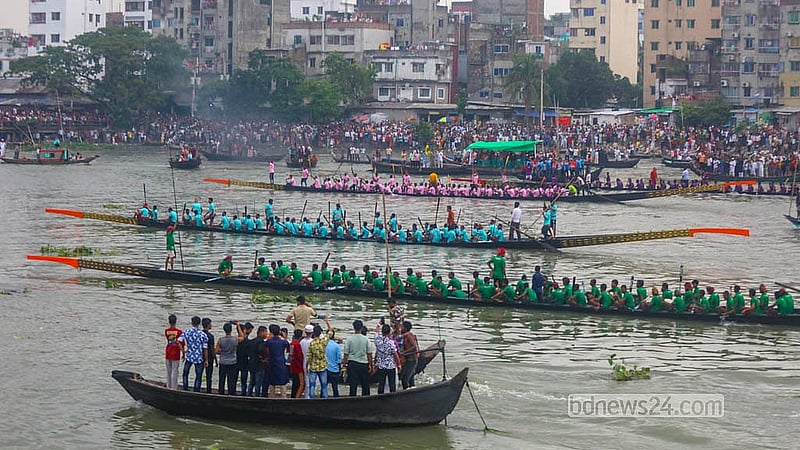 রাজধানী ঢাকার ৪১৬ বছর পূর্তি উপলক্ষে ঢাকা দক্ষিণ সিটি করপোরেশনের উদ্যোগে শুক্রবার বুড়িগঙ্গা নদীতে হয়েছে নৌকা বাইচ