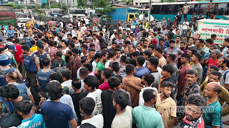রাস্তায় পার্কিং করে রাখা গাড়ি পুলিশের পক্ষ থেকে সরিয়ে নেওয়ার প্রতিবাদে বৃহস্পতিবার মহাখালী বাস টার্মিনালের সামনে সড়কে অবরোধ করেন পরিবহন মালিক-শ্রমিকরা।