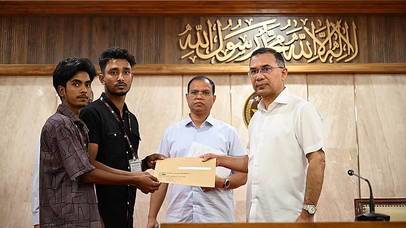 রাজধানীর তেজগাঁওয়ে প্রধানমন্ত্রীর কার্যালয়ে শনিবার আওয়ামী ‘ফ্যাসিবাদবিরোধী’ আন্দোলনে গুম-খুনের শিকার এবং জুলাই গণঅভ্যুত্থানে শহীদ পরিবারের সদস্যদের হাতে নিয়োগপত্র তুলে দেন প্রধানমন্ত্রী তারেক রহমান