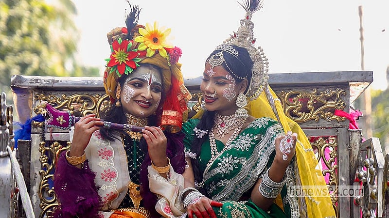 শ্রীকৃষ্ণের জন্মতিথিতে শুক্রবার রাজধানীর পলাশীর মোড়ে শোভাযাত্রায় বিভিন্ন সাজে আসেন সনাতন ধর্মাবলম্বীরা