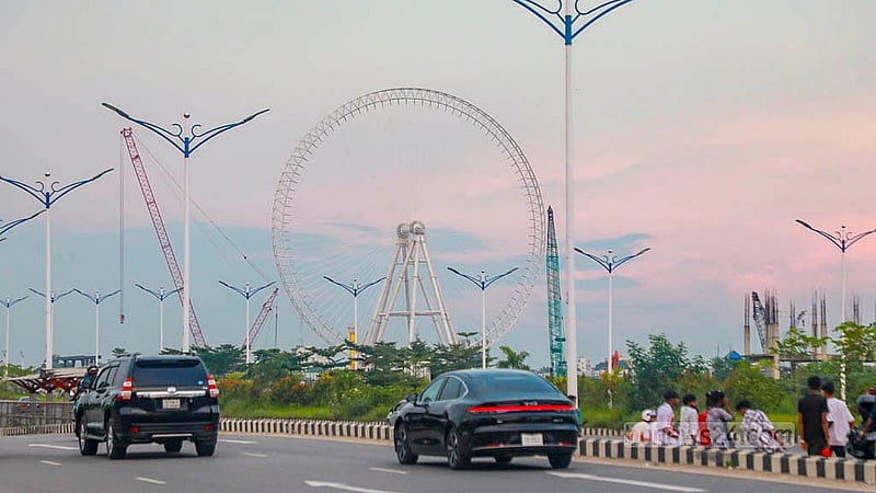 ঢাকার বসুন্ধরা আবাসিক এলাকাসংলগ্ন ৩০০ ফুট সড়কের পাশে সেন্ট্রাল পার্কে নির্মাণ করা হচ্ছে ‘ঢাকা আই’। ৯০ মিটার উঁচু ফেরিস হুইলটি বানানো হচ্ছে 'লন্ডন আইয়ের' আদলে
