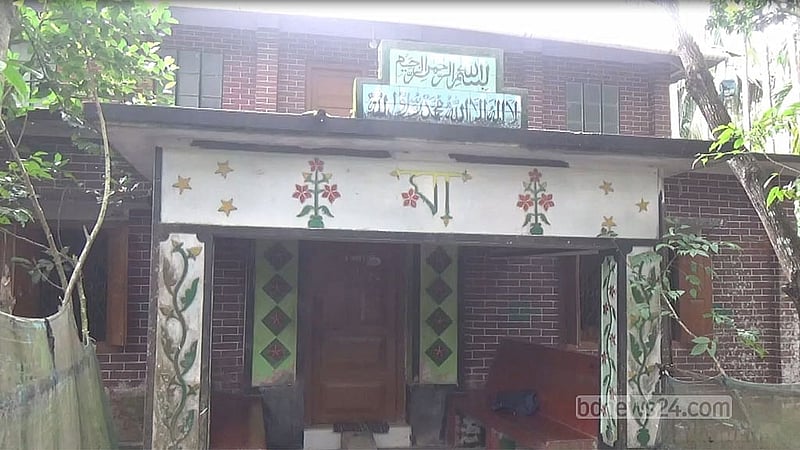 বাগেরহাটের মোরেলগঞ্জের চর হোগলাবুনিয়ায় জামাল মেম্বারের বাড়ি।