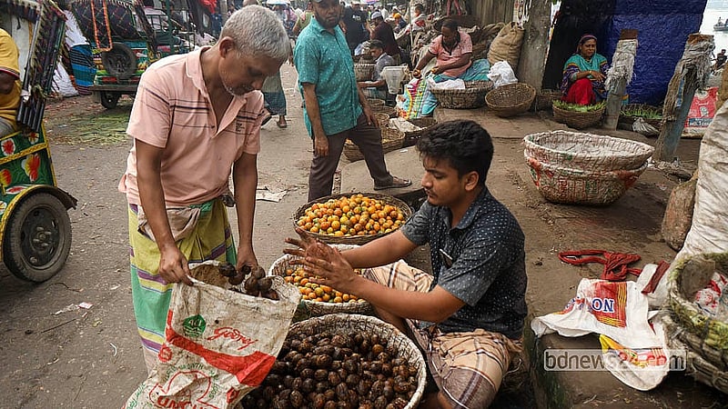 আকার অনুযায়ী বাছাই করা সুপারি পাইকারের কাছ থেকে কিনছেন খুচরা ব্যবসায়ী