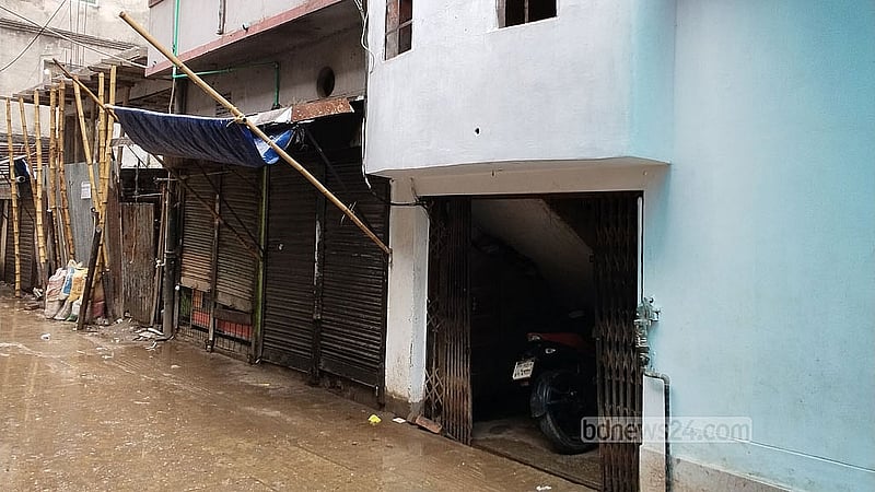 গেন্ডারিয়ার মুন্সিরটেক জামে মসজিদের গলিতে রোববার গোলাগুলির পর থেকে লোকজনের উপস্থিতি কম। 